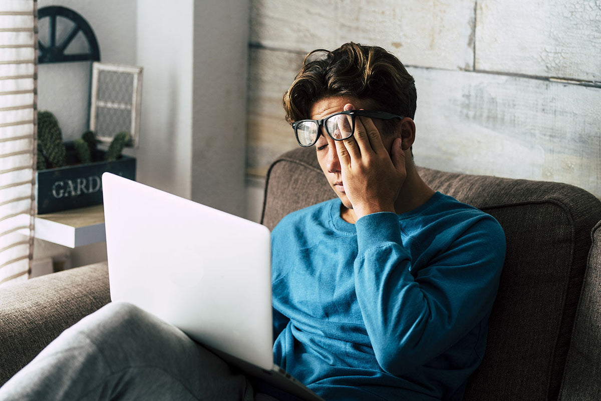 Occhiali con filtro luce blu: servono davvero per lavorare al pc?